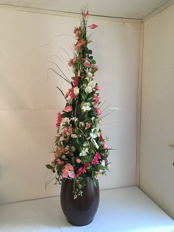 Grande composition florale artificielles pour l'intérieur.