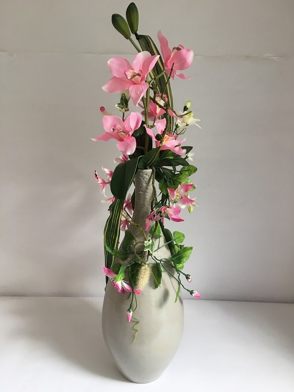 composition florale artificielle avec poterie en terre cuite peinte à la main.