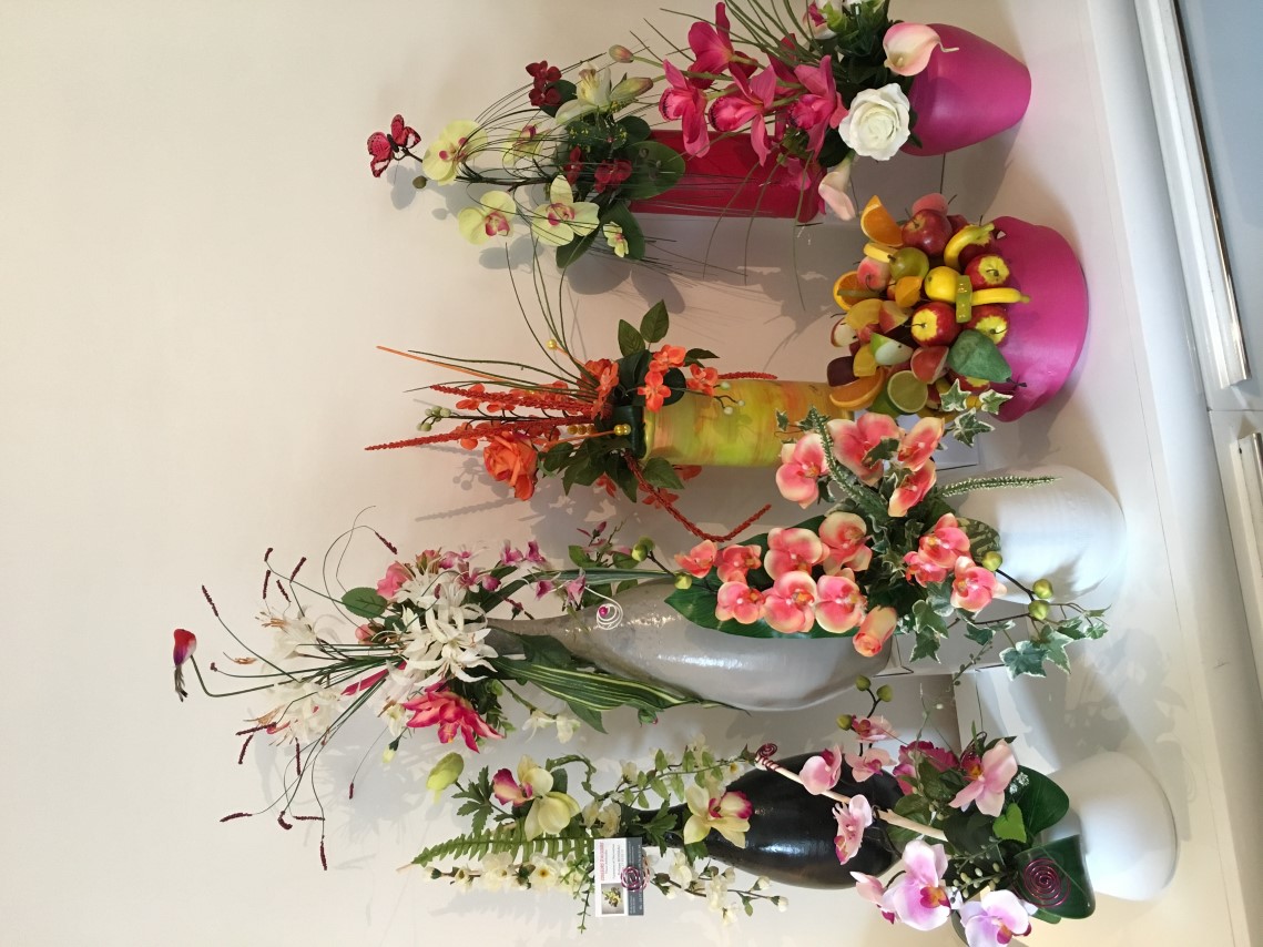 Poterie terre cuite et fleurs artificielles