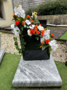 godet-monumement-funeraire-fleur-artificielle